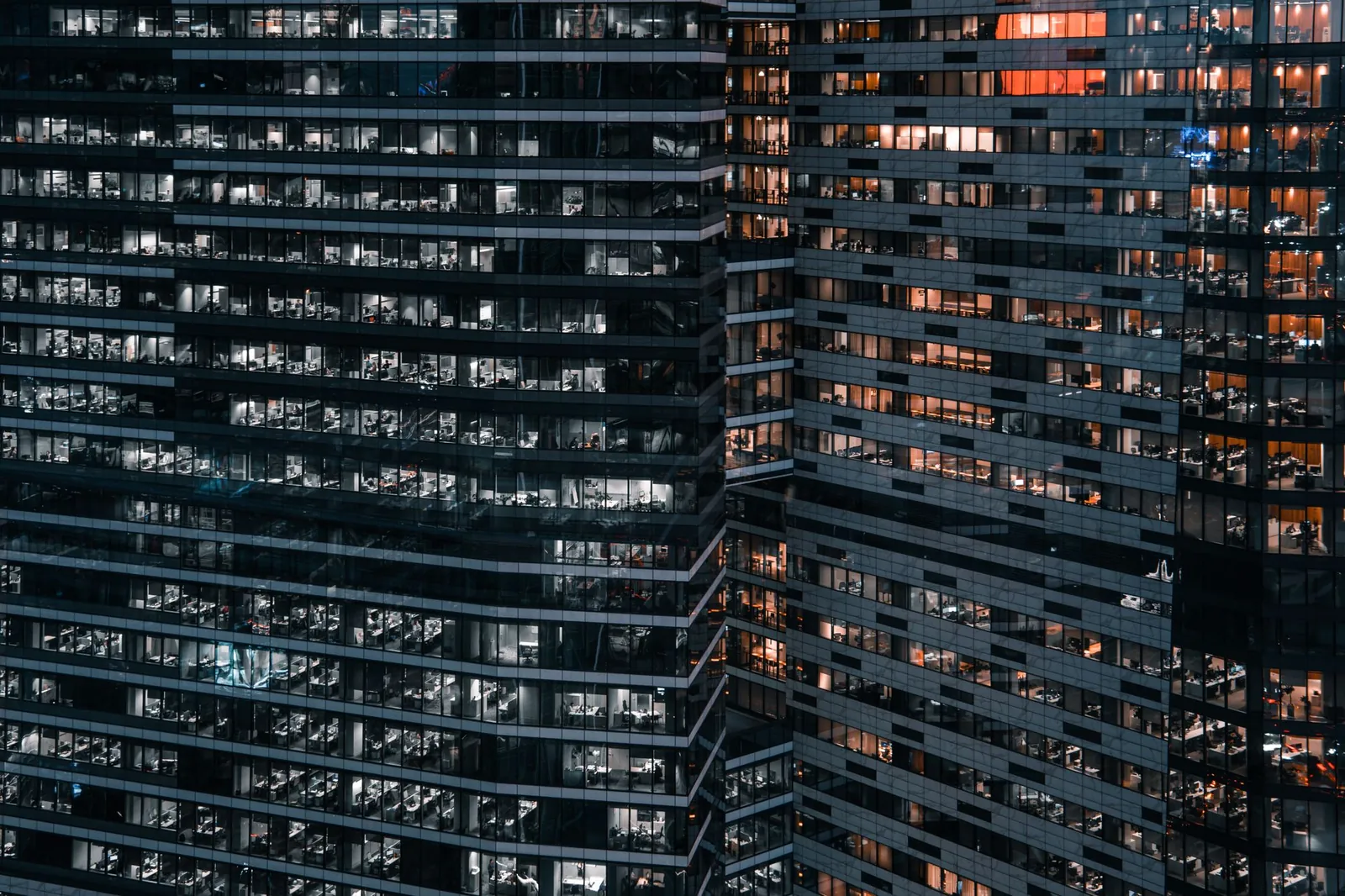 Cam cepheli modern bir ofis binası