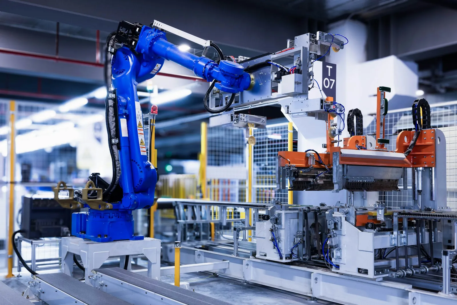 Fabrika üretim hattında çalışan mavi endüstriyel robot kol